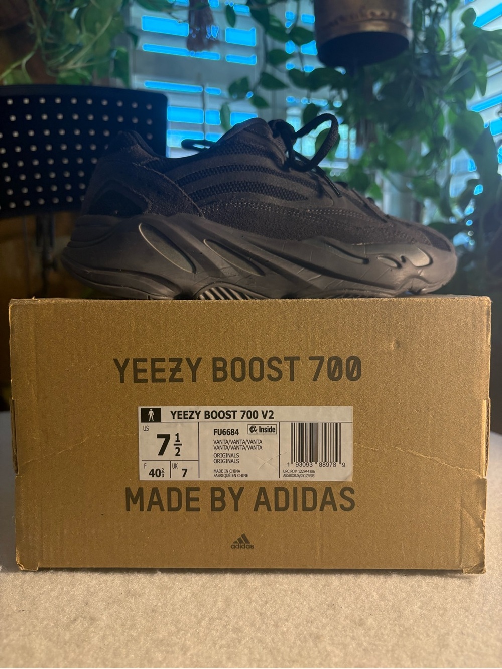 adidas Yeezy Boost 700 V2 Men's Sneakers - Black size 7.5